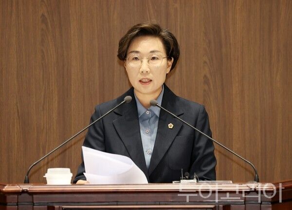 ▲김아진(서천1·더불어민주당) 충남도의원이 15일 열린 제371회 임시회 제4차 본회의 5분 발언에서 충남도 산하 공공기관장 인사청문회의 사전 검증체계 마련을 지적하고 있다. /사진-충남도의회