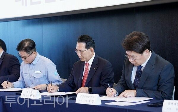 ▲이완섭(가운데) 서산시장이 참석한 가운데 15일 HD현대오일뱅크 대산공장 일원에서 진행된, 대산산단 내 화학 사고 공동방제 지원체계 구축을 위한 업무협약 모습. /사진-서산시