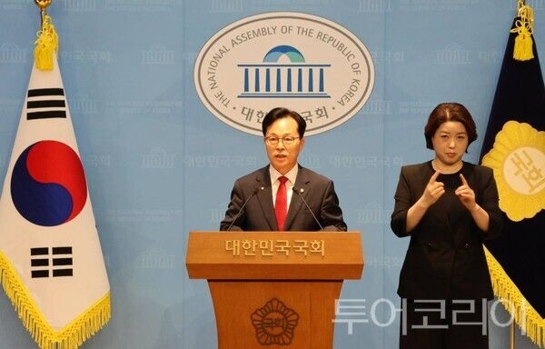 ▲윤용근(충남 공주·부여·청양) 국회의원이 지난 18일 오전 국회 소통관에서 기자회견을 열고, 정부의 농지정책을 정면으로 비판하며 전면적인 정책 전환을 촉구하고 있다. /사진-윤용근 국회의원실