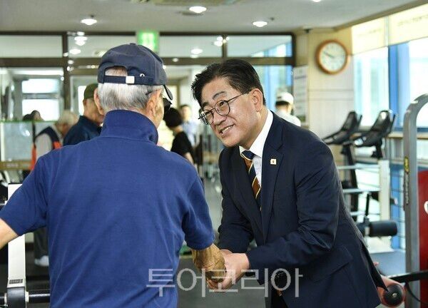 이기형 시장이 추석 전 행보로 23일 관내 복지시설 등을 방문해 안부를 살피고 있다.