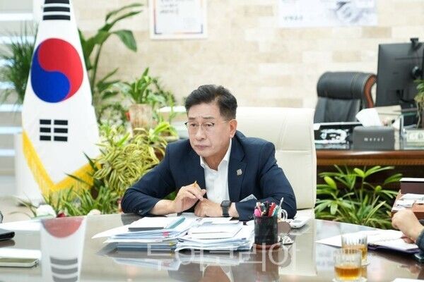 전진선 군수가 기자의 질문을 경청하고 있다/투어코리아뉴스 김경남 기자 사진=김경남 기자