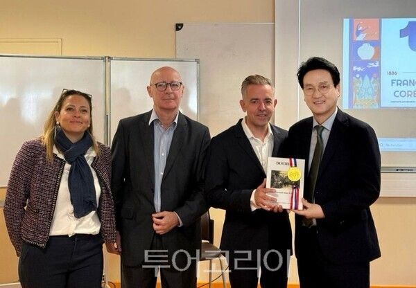 (좌측부터 학교 관계자, 꽁도르세 중학교 교장, 두르당 지역 시장, 안민석 경기도교육감)/투어코리아뉴스 정명달 기자 사진=교육청