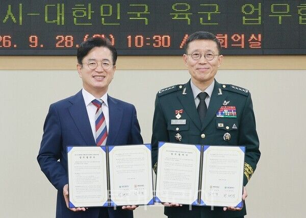 ▲대전시-육군, 방산 인공지능 전환 협력체계 구축(왼쪽부터 허태정 대전시장, 김규하 육군참모총장). /사진-대전시