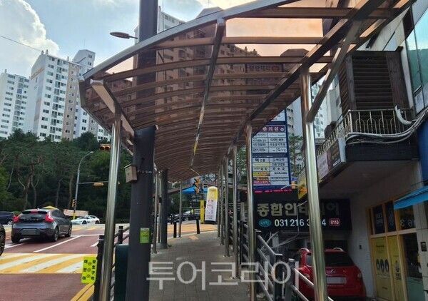 효자초등학교 주변 통학로 길이 20m 규모의 차양막(캐노피) 설치 모습/투어코리아뉴스 정명달 기자 사진=용인시