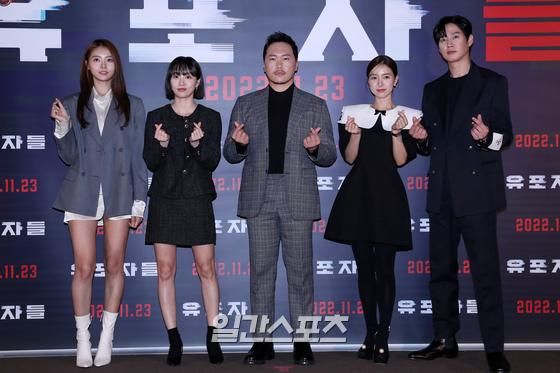 배우 임나영, 박주희, 송진우, 김소은, 박성훈(왼쪽부터)이 오후 서울 용산구 CGV용산아이파크몰에서 진행된 영화 '유포자들' 언론배급시사회 및 기자간담회에 참석해 포토타임을 갖고 있다. 영화 '유포자들'은 핸드폰으로부터 자유로울 수 없는 현대사회, 사람들이 무심코 촬영한 영상들이 어떻게 인간을 파멸로 이끌 수 있는지를 그린 범죄 추적 스릴러다. 오는 23일 개봉한다. 서병수 기자 qudtn@edaily.co.kr /2022.11.14.