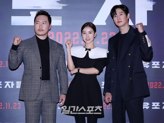배우 송진우, 김소은, 박성훈(왼쪽부터)이 오후 서울 용산구 CGV용산아이파크몰에서 진행된 영화 '유포자들' 언론배급시사회 및 기자간담회에 참석해 포토타임을 갖고 있다. 영화 '유포자들'은 핸드폰으로부터 자유로울 수 없는 현대사회, 사람들이 무심코 촬영한 영상들이 어떻게 인간을 파멸로 이끌 수 있는지를 그린 범죄 추적 스릴러다. 오는 23일 개봉한다. 서병수 기자 qudtn@edaily.co.kr /2022.11.14.