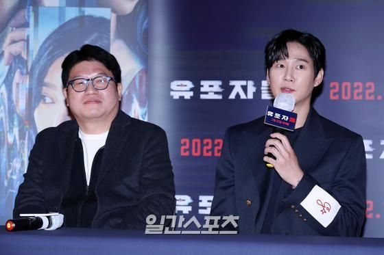 홍석구 감독, 배우 박성훈(왼쪽부터)이 14일 오후 서울 용산구 CGV용산아이파크몰에서 진행된 영화 '유포자들' 언론배급시사회 및 기자간담회에 참석해 취재진의 질문에 답하고 있다. 영화 '유포자들'은 핸드폰으로부터 자유로울 수 없는 현대사회, 사람들이 무심코 촬영한 영상들이 어떻게 인간을 파멸로 이끌 수 있는지를 그린 범죄 추적 스릴러다. 오는 23일 개봉한다. 서병수 기자 qudtn@edaily.co.kr /2022.11.14.