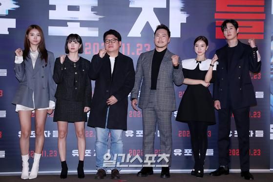 배우 임나영, 박주희, 홍석구 감독, 송진우, 김소은, 박성훈(왼쪽부터)이 오후 서울 용산구 CGV용산아이파크몰에서 진행된 영화 '유포자들' 언론배급시사회 및 기자간담회에 참석해 포토타임을 갖고 있다. 영화 '유포자들'은 핸드폰으로부터 자유로울 수 없는 현대사회, 사람들이 무심코 촬영한 영상들이 어떻게 인간을 파멸로 이끌 수 있는지를 그린 범죄 추적 스릴러다. 오는 23일 개봉한다. 서병수 기자 qudtn@edaily.co.kr /2022.11.14.