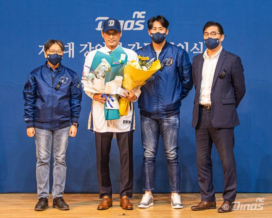 3일 취임식에 참석한 왼쪽부터 임선남 NC 다이노스 단장, 강인권 NC 감독, 투수 이용찬, 이진만 대표이사. NC 제공