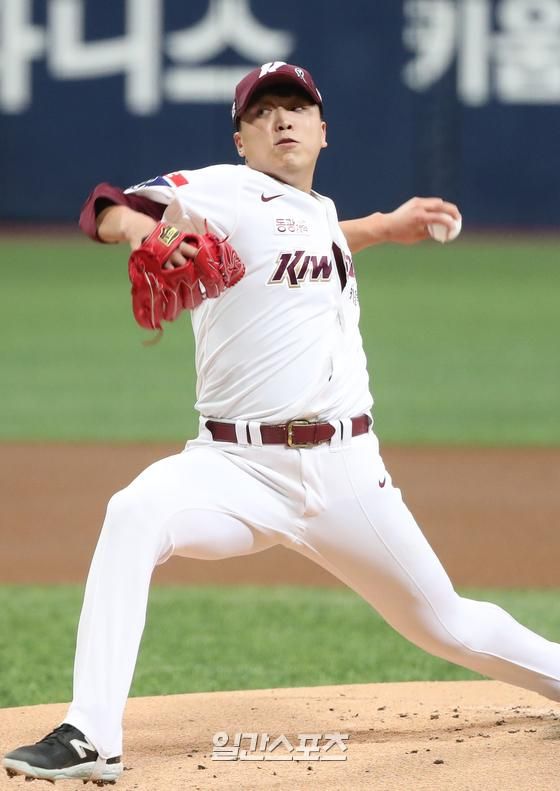2022 KBO 포스트시즌 키움히어로즈와 SSG랜더스의 한국시리즈 4차전이 5일 오후 서울 고척스카이돔에서 열렸다. 키움 선발 이승호가 등판해 공을 던지고 있다. 고척=김민규 기자 