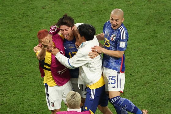 '16강이 바로 눈 앞에' (알라이얀=연합뉴스) 김주성 기자 = 1일 오후(현지시간) 카타르 도하의 칼리파 인터내셔널 스타디움에서 열린 2022 카타르 월드컵 조별리그 E조 3차전 일본 대 스페인 경기. 역전골을 넣은 일본의 다나카 아오와 선수들이 환호하고 있다. 2022.12.2 utzza@yna.co.kr (끝) 〈저작권자(c) 연합뉴스, 무단 전재-재배포 금지〉