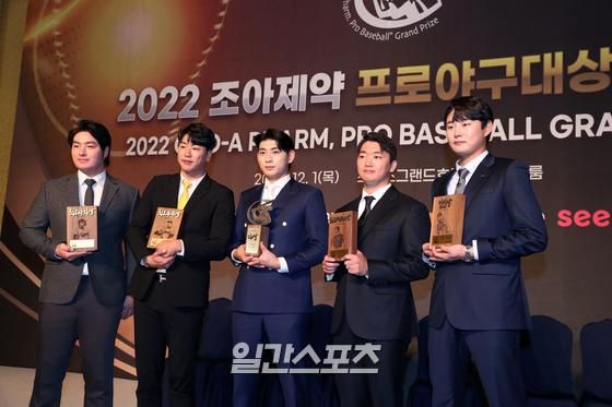 2022 조아제약 프로야구대상 시상식이 1일 오후 서울 서대문구 스위스 그랜드호텔 그랜드볼룸에서 열렸다. 최고타자상, 최고투수상, 대상, 최고구원투수상을 받은 KT 박병호, SSG 김광현, 키움 이정후, LG 고우석(왼쪽부터)이 포토타임을 갖고 있다. 서병수 기자 qudtn@edaily.co.kr