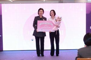 중소기업벤처부 'K-뷰티 크리에이터 챌린지' 신제품 아이디어 트랙 대상을 수상한 레이어스코스메틱 김유나 대표(우)와 중소벤처기업부 오영주 장관(좌)