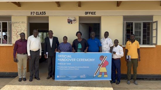 AI 기반 교육 솔루션 기업 ‘프리윌린’, 우간다 초교에 ‘스쿨플랫’ 수학교재 497권 전달…글로벌 지원 착수