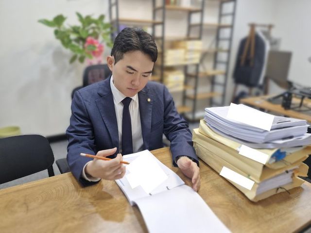 류재연 변호사가 사건 자료를 살펴보고 있다.