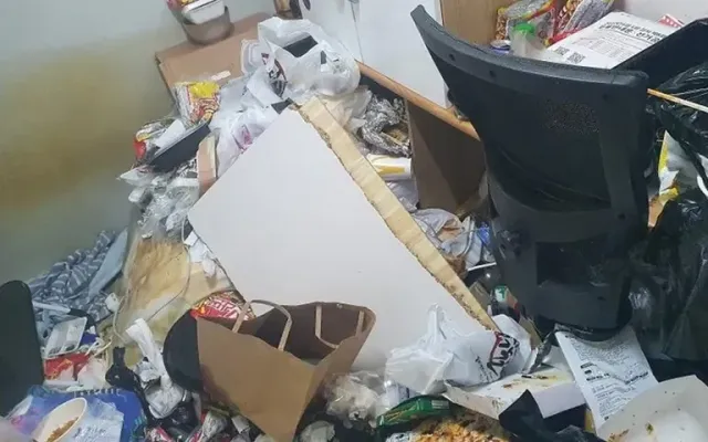 산처럼 쌓여있는 쓰레기. 벌레가 들끓는 그릇. 오물로 변색된 벽. 한 여성이 지내던 고시원 방 모습이 온라인에서 화제가 됐다. 고시원 주인은 이 방을 일주일 동안이나 청소해야 했다. 정작 아무런 사과도 없이 퇴실한 임차인, 법으로 보면 어떨까? /'아이러브고시원' 캡처