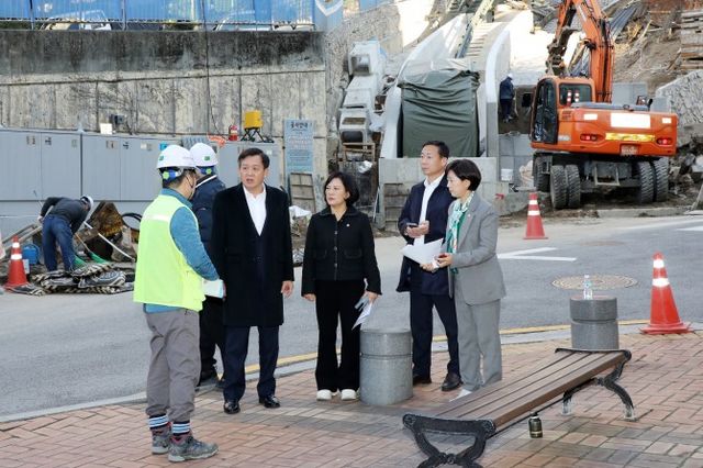 왼쪽부터 윤판오 중구의회 부의장, 조미정 복지건설위원장, 송재천 행정보건위원장, 이정미 운영위원장이 대현산 모노레일 설치 현장을 점검하는 모습./사진제공=중구의회