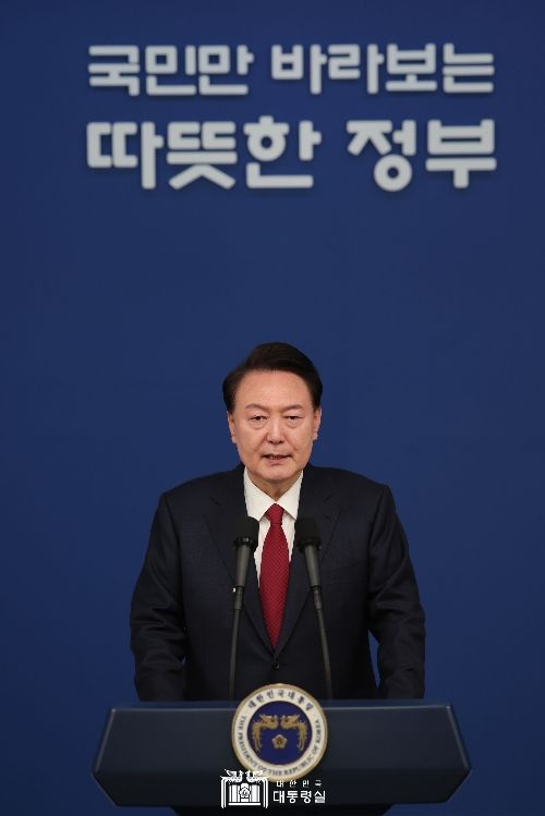 윤석열 대통령은 1월 1일 용산 대통령실에서 2024년 신년사를 발표하였다. / 사진출처= 대한민국 대통령실(2024.01.01)