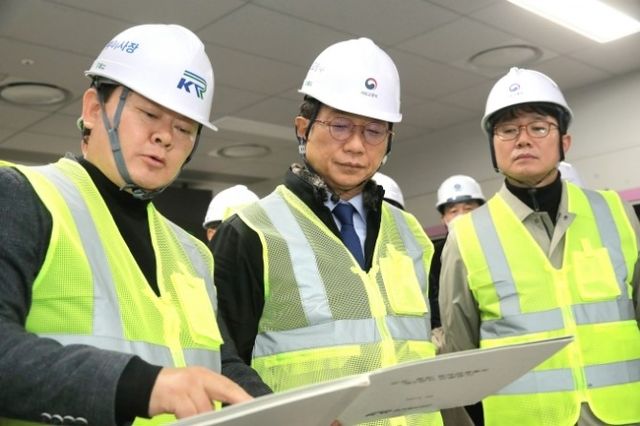 지난 5일 수서역 GTX-A 공사현장을 찾아가 현장점검에 나선 박상우 국토교통부 장관 (사진 가운데) / 사진=국토교통부