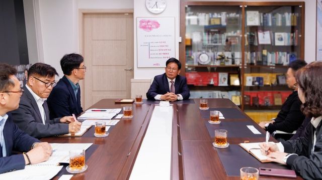 박강수 마포구청장이 고(故) 김대중 대통령 사저 매입자와 문화유산 등록에 대한 의견을 나누고 있다./사진제공=마포구