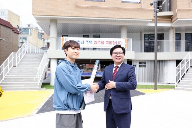 박일하 동작구청장이 ‘만원주택’ 입주식에서 첫 입주자와 기념사진을 촬영하고 있다../사진제공=동작구