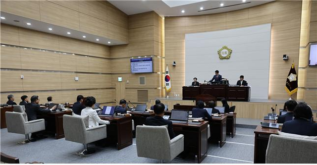 김성철 용산구의회 의장이 본회의를 주재하는 모습./사진제공=용산구의회