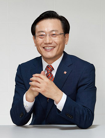 △1965년생 / 서울대 국제경영학과 / 1988년 아시아나항공 입사 / 2007년 전략기획팀장 / 2008년 전략기획담당 임원 상무 / 2015년 미주지역본부장 / 2017년 경영관리본부장 / 2018년 에어부산 기타비상무이사 / 2019년 아시아나항공 전략기획본부장 / 2019년 에어서울 사내이사 / 2020년 제주항공 대표이사 부사장 / 2023년 제주항공 대표이사 사장