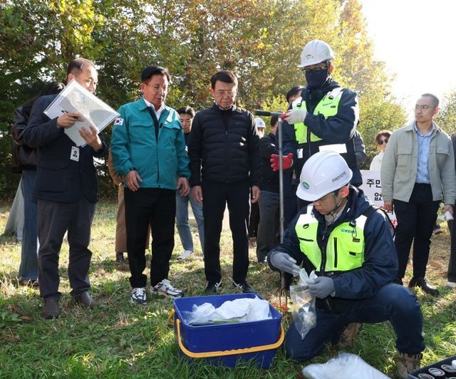 박강수 마포구청장(왼쪽에서 두 번째)이 11월8일 상암동 추가 자원회수시설 입지 예정지에서 긴급 2차 토지오염 조사를 하고 있다./사진제공=마포구