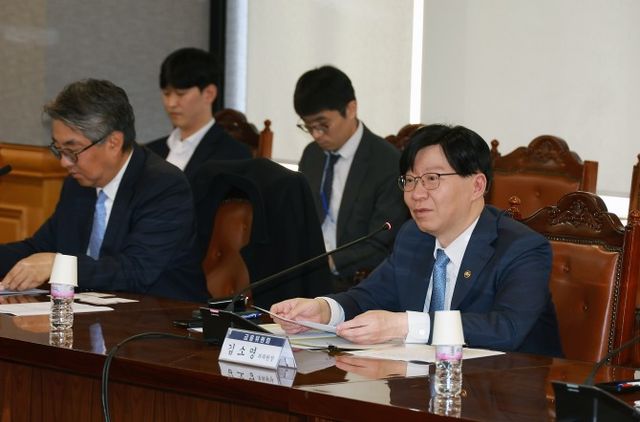 김소영 금융위원회 부위원장이 13일 오후 서울 중구 은행회관에서 금융시장 현안 점검·소통 회의를 열고 미국 대선과 FOMC 이후의 국내외 경제·금융 여건을 점검하는 한편 시장 안정을 위한 정책 대응 체계에 대해 논의했다./사진제공=금융위