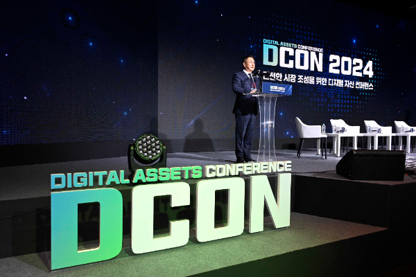 이석우 두나무 대표가 13일 서울 중구 신라호텔에서 열린 ‘디지털자산 컨퍼런스(D-CON, 디콘) 2024’에서 개회사를 하고 있다. / 사진제공= 두나무(2024.11.13)