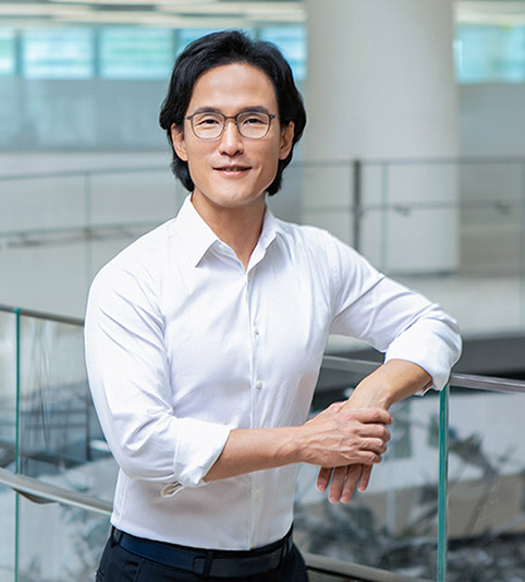 △ 1972년생 / 보스턴칼리지 경제학 / 한국타이어 전략기획본부장(부사장) / 한국타이어 경영기획본부장(사장) / 한국타이어 마케팅본부장 겸 경영운영본부장 / 한국타이어 CEO 겸 한국타이어월드와이드(현 한국앤컴퍼니) COO / (현)한국앤컴퍼니 CEO(회장)