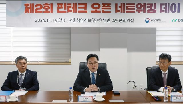 김병환 금융위원장이 19일 오후 서울 마포구 창업허브에서 열린 '제2회 핀테크 오픈 네트워킹 데이'에 앞서 금융지주사 운영 핀테크 랩 담당자, 핀테크 업계 대표 등과 사전 간담회를 하고 있다./사진제공=금융위 