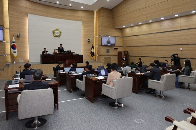 김성철 용산구의회 의장이 본회의를 주재하는 모습./사진제공=용산구의회