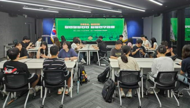 송파구 , 2024 하반기 청년 행정 인턴에 참여한 청년들이 활동하는 모습./사진제공=송파구