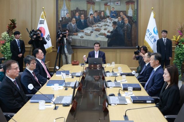 이창용 한국은행 총재가 11일 오전 서울 중구 한국은행에서 열린 금융통화위원회 본회의를 주재하고 있다. 금통위 7인 체제 모습. / 사진제공= 한국은행(2024.10.11)
