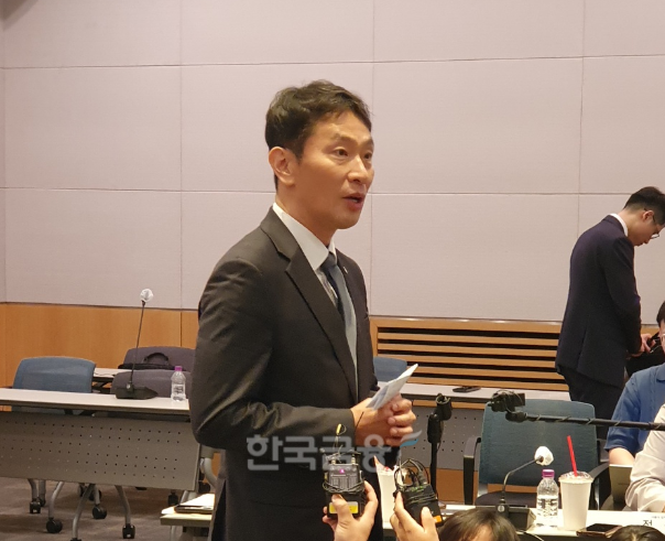 이복현 금융감독원장이 12일 서울 여의도 한국경제인협회에서 열린 '자본시장 선진화를 위한 열린 토론'을 마치고 기자들과 질의응답을 하고 있다. / 사진= 한국금융신문(2024.09.12)