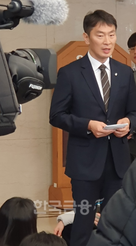 이복현 금융감독원장이 28일 서울 중구 은행회관에서 열린 8개 은행지주 이사회 의장 간담회를 마친 후 기자들과 만난 자리에서 발언하고 있다. / 사진= 한국금융신문(2024.11.28)