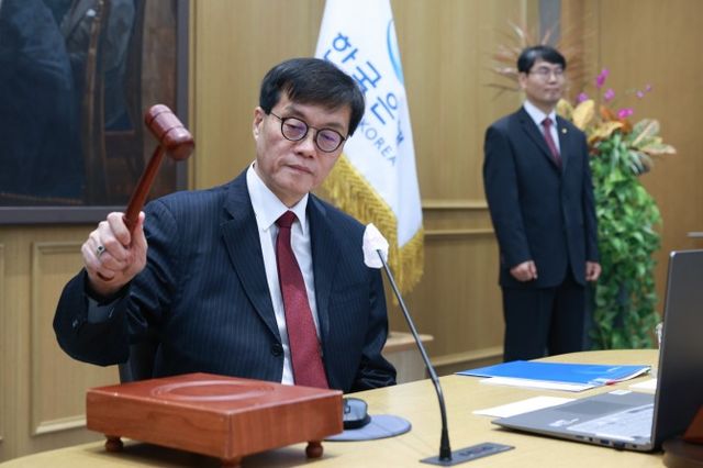 이창용 한국은행 총재가 28일 오전 서울 중구 한국은행에서 열린 금융통화위원회 본회의를 주재하고 있다. 이 총재가 의사봉을 두드리는 모습. / 사진제공= 한국은행(2024.11.28)