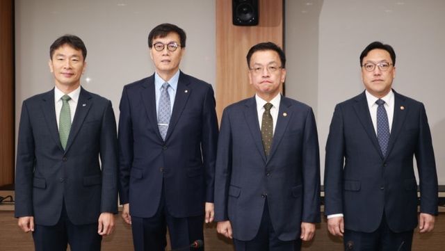 8일 오전 7시30분 한국수출입은행에서 기획재정부와 관계기관 합동 '거시경제금융회의'가 열렸다. (왼쪽부터) 이복현 금융감독원 원장, 이창용 한국은행 총재, 최상목 부총리 겸 기획재정부 장관, 김병환 금융위원회 위원장. / 사진제공= 한국은행(2024.11.08)