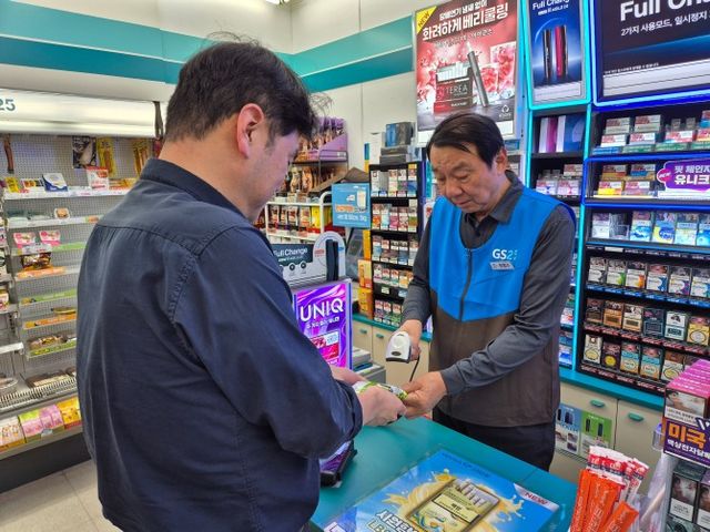 서울 중구에 거주하는 어르신이 '시니어스토어' 활동을 하는 모습./사진제공=중구