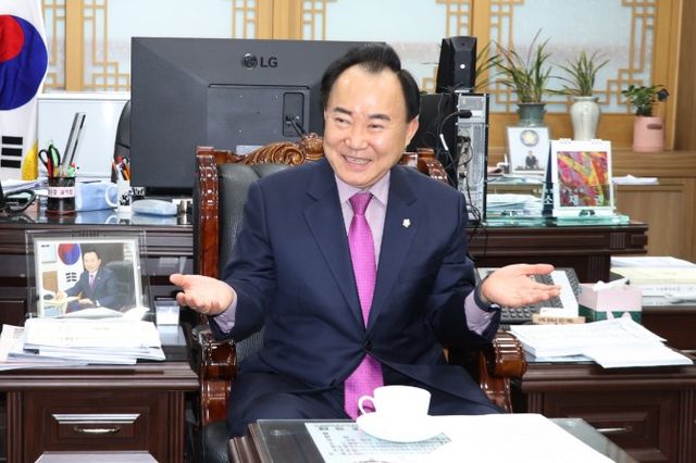 △ 1955년생 / 2008년 바르게살기운동 중구협의회 부회장 / 2008~2009년 신당동(현 동화동) 주민자치위원회 위원장 / 2009~2013 중구문화원·중구체육회 이사 / 2011~2014년 제6대 서울 중구의회 의원 / 2013~2014년 제6대 중구의회 후반기 복지건설위원장 / 2022년~ 제9대 서울 중구의회 의원(현) / 2024년 제9대 중구의회 후반기 의장(현)