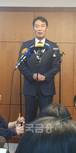 이복현 금융감독원장이 20일 서울 여의도 주택건설회관에서 열린 '건설업계 및 부동산시장 전문가 간담회'를 마치고 기자들과 백브리핑을 하고 있다. / 사진= 한국금융신문(2024.12.20)