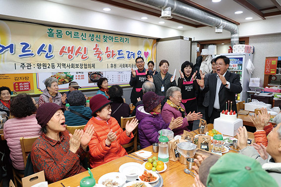 ▲ 박강수 마포구청장이 홀몸 어르신들을 위한 행사를 찾아 소통하는 모습. 사진제공 = 마포구