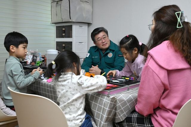 김길성 서울 중구청장이 관내 다자녀 모범가정에 방문해 소통하는 모습./사진제공=중구