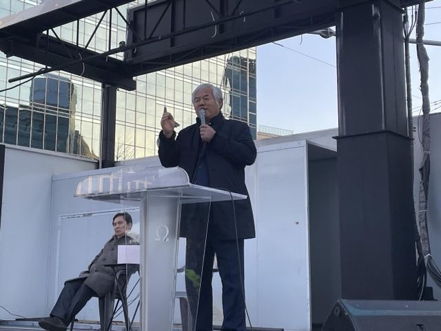 자유통일당 고문을 맡고 있는 전광훈 국민혁명의장이 4일 오후 3시 서울시청 광장 맞은편 대한문 앞 등 광화문 일대에서 열린 범보수연합 집회에 참여해 발언하고 있다. ⓒ 자유통일당