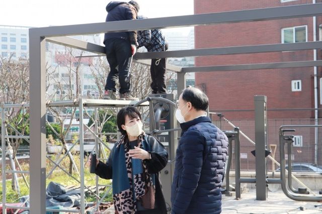 서울 중구의회 양은미 부의장이 관내 공사 현장을 살피는 모습./사진제공=중구의회