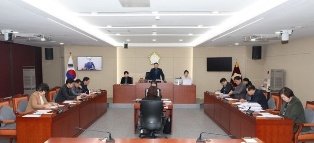 장정호 용산구의회 예산결산특별위원장이 회의를 주재하는 모습./사진제공=용산구의회