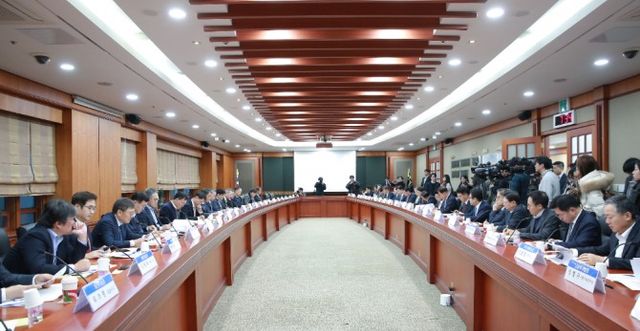 금융감독원은 5일 여의도 금융투자협회에서 함용일 자본시장·회계 부원장 주재로 국내 36개 증권사 CEO, 서유석 금투협회장과 긴급현안 간담회를 개최했다. / 사진제공= 금융감독원(2024.12.05)