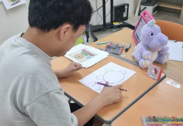 발달장애인 평생교육센터에서 AI로봇 ‘카티’를 활용해 수업을 진행되는 모습./사진제공=송파구