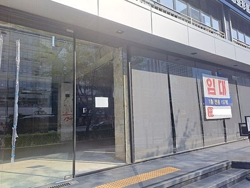 ▲ 서울 강남역 일대 한 상가건물이 통으로 비어있는 모습. 사진 = 장호성 기자